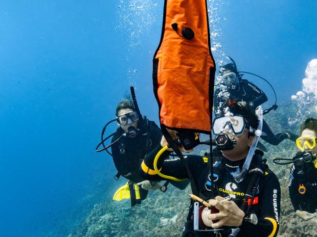 Divers deploying a DSMB